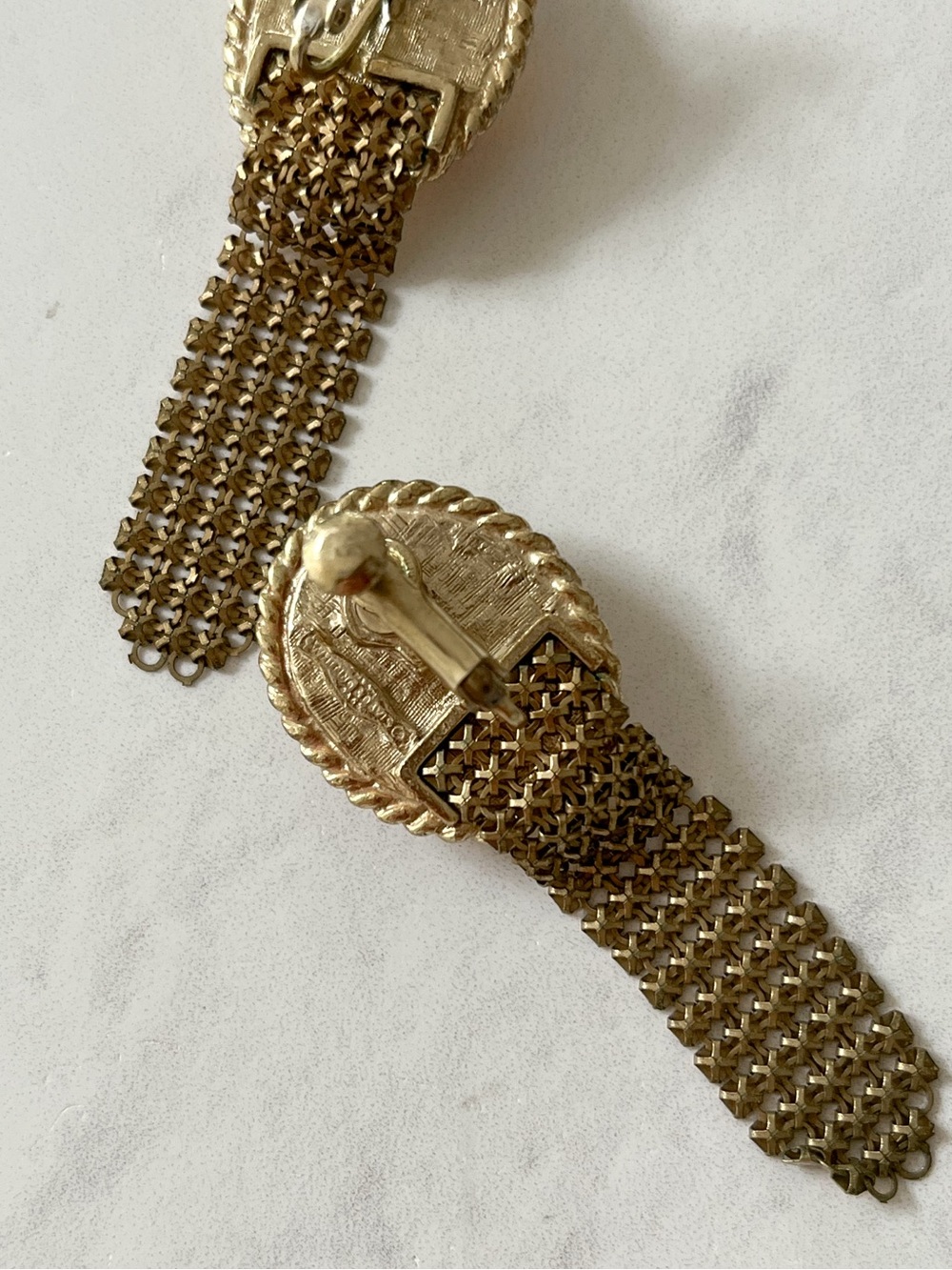 Vtg Whiting Davis Amber Glass Cabochon Gold Metal Mesh Ribbon Clip On Earrings - Picture 3 of 4